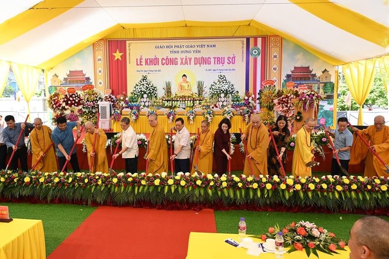 Chư tôn đức và đại diện lãnh đạo tỉnh thực hiện nghi thức khởi công xây dựng Trụ sở Ban Trị sự tỉnh Hưng Yên