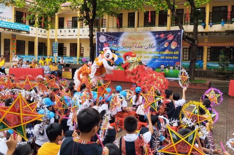 Ban Từ thiện xã hội Phật giáo tỉnh Khánh Hòa tổ chức trung thu cho trẻ em xã Lâm Thủy