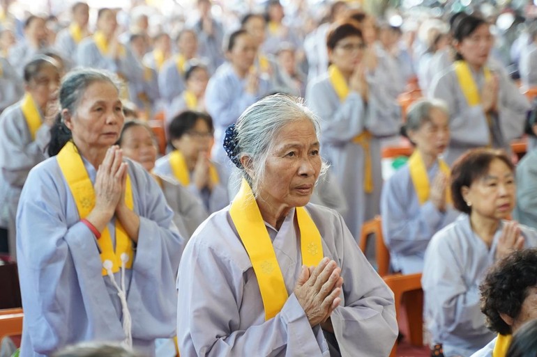 Phật tử đạo tràng Pháp Hoa miền Bắc tham gia khóa tu Bát Quan trai tại chùa Bằng