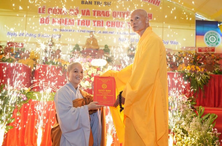 Hòa thượng Thích Thông Hội trao quyết định cho sư cô Thích Nữ Nhuận Mai, tân trụ trì chùa Từ Hải