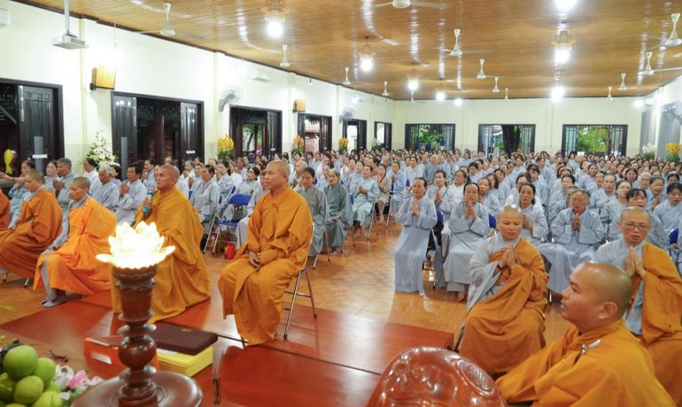Hơn 500 Phật tử đã vân tập về tổ đình Vạn Đức tu Ngày an lạc