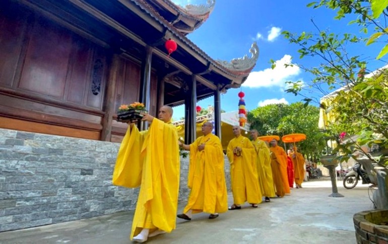 Ban Tổ chức cung đón chư tôn giáo phẩm quang lâm chứng minh lễ khánh tạ Tam bảo chùa Bửu Tiên