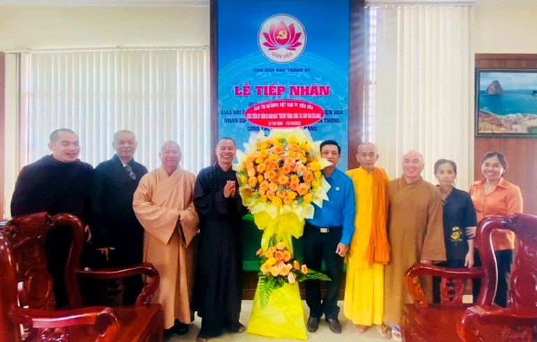 Thường trực Ban Trị sự Phật giáo TP.Biên Hòa thăm Ban Dân vận Thành ủy Thành phố