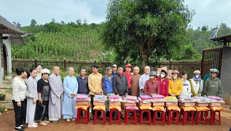 Chùa Minh Bửu (TP.Cao Lãnh) trao 200 phần quà đến đồng bào dân tộc tại tỉnh Đắk Nông