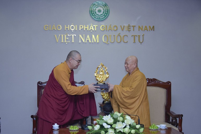 Hòa thượng Thích Lệ Trang tặng tôn tượng Bồ-tát Thích Quảng Đức đến Lạt-ma Khunkur Byambajav, Tổng Thư ký ABCP - Ảnh: Quảng Đạo/BGN