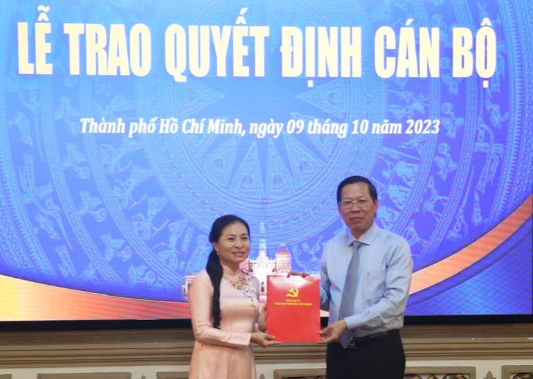 Chủ tịch UBND TP.HCM Phan Văn Mãi trao quyết định đến bà Phan Kiều Thanh Hương - Ảnh: Long Hồ
