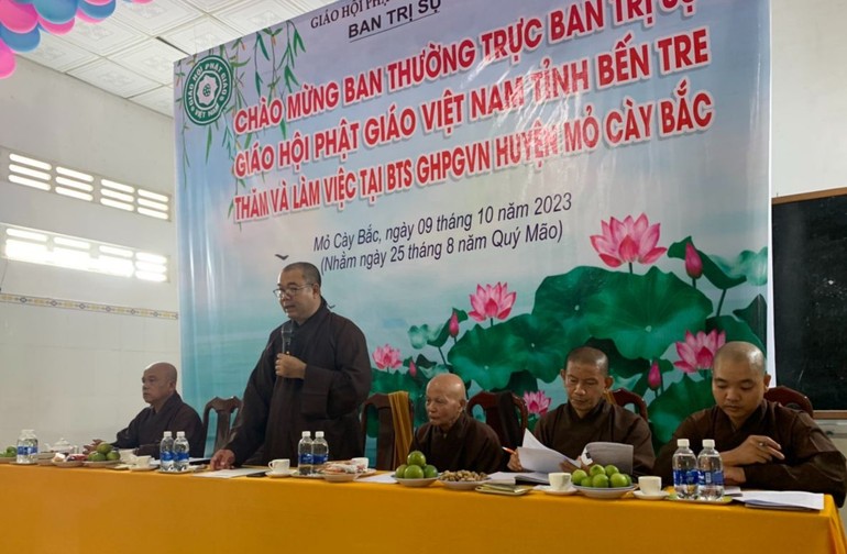 Thượng tọa Thích Trí Thọ phát biểu tại buổi trao đổi Phật sự với Ban Trị sự H.Mỏ Cày Bắc