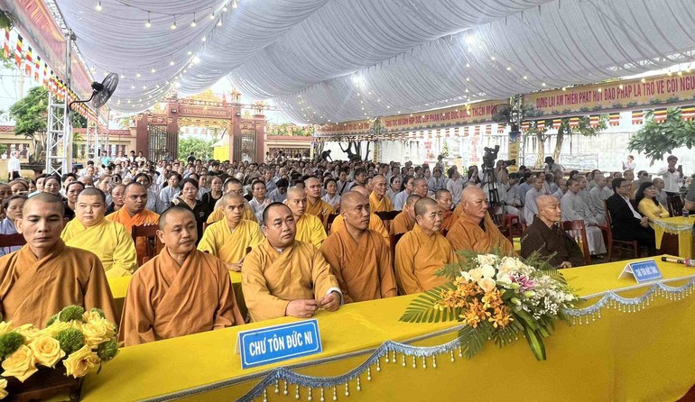 Chư tôn đức Tăng Ni, Phật tử, đại diện lãnh đạo tỉnh tham dự lễ khánh thành và bổ nhiệm trụ trì chùa Giác Sanh