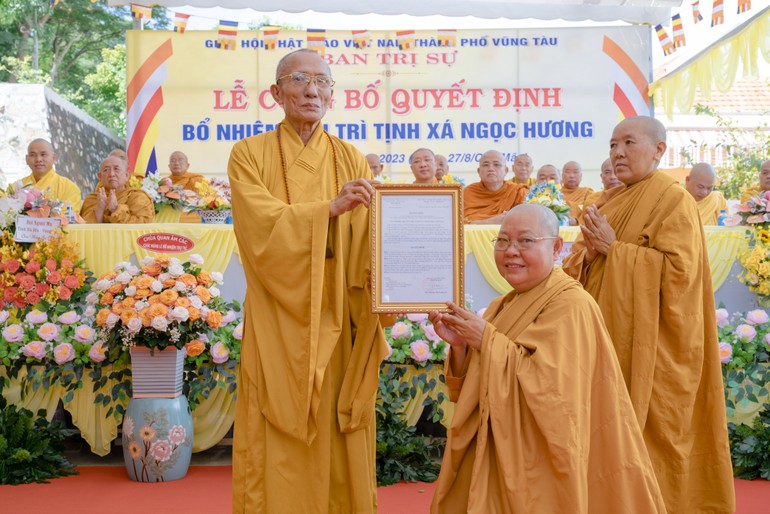 Hòa thượng Thích Huệ Trí, Trưởng ban Trị sự GHPGVN tỉnh trao quyết định đến Ni sư tân trụ trì - Ảnh: Đăng Huy