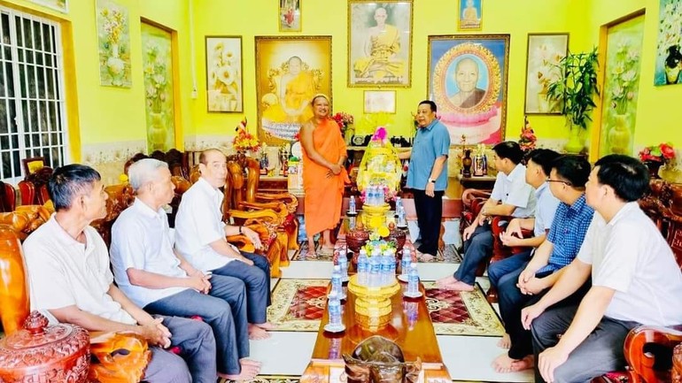 Đoàn lãnh đạo H.Cầu Kè đến thăm và chúc mừng tại chùa Prom