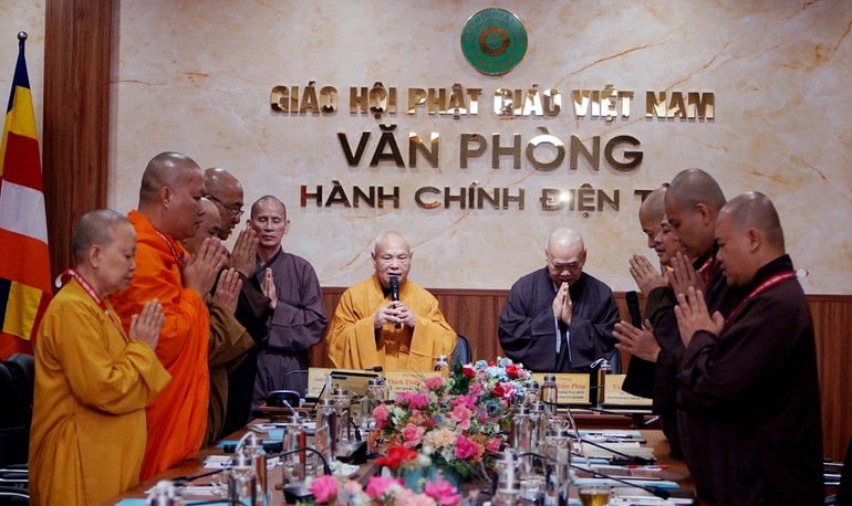 Chư tôn đức niệm Phật cầu gia hộ trước buổi họp