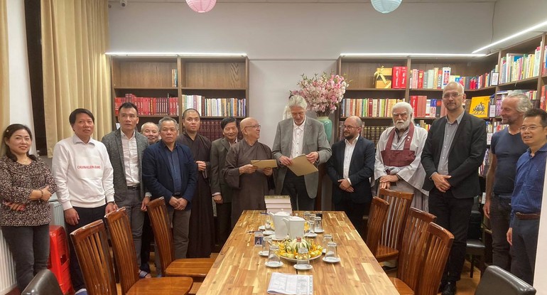 Đại diện Trường Đại học Phật giáo Hungary và Trung tâm Văn hóa Phật giáo Việt Nam tại Hungary ký thỏa thuận hợp tác lần thứ 2