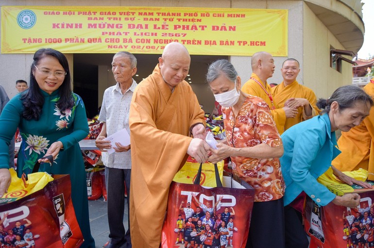 Hòa thượng Thích Lệ Trang, Trưởng ban Trị sự GHPGVN TP.HCM và bà Trần Kim Yến, Chủ tịch Ủy ban MTTQVN TP.HCM trao quà từ thiện đến bà con nghèo trên bàn quận 10 - Ảnh: B.Toàn/BGN