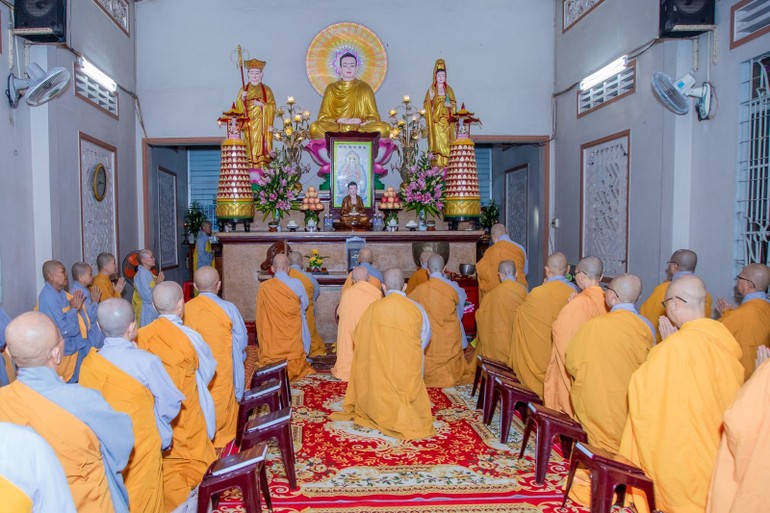 Chư Ni đảnh lễ Tam bảo tại chánh điện chùa Bảo Quang, H.Xuân Lộc