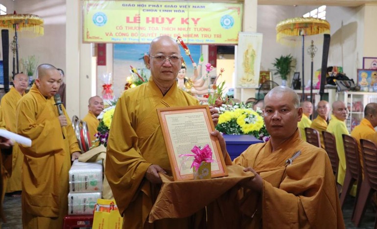 Thượng tọa Thích Quảng Tâm trao quyết định trụ trì chùa Linh Hòa đến Đại đức Thích Lệ Thành