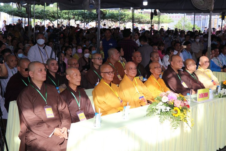 Chư tôn đức Tăng Ni, Phật tử tham gia chương trình buffet chay gây quỹ do Ban Kinh tế - Tài chính tổ chức