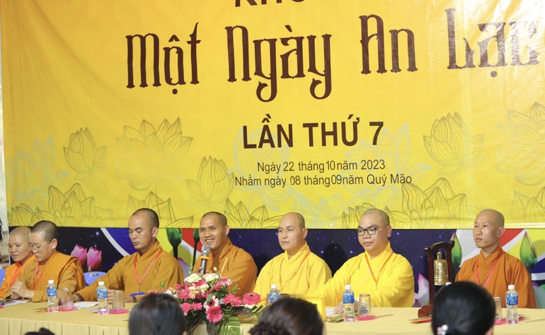 Chư tôn đức trong Ban Hoằng pháp GHPGVN H.Hàm Thuận Bắc tham gia giải đáp Phật pháp tại khóa tu