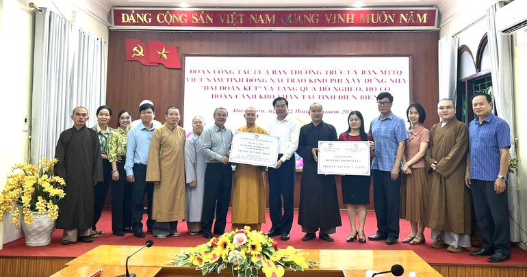 Đoàn đại diện Ban Trị sự GHPGVN tỉnh và Ủy ban MTTQVN tỉnh Đồng Nai trao bảng ủng hộ 22 căn nhà Đại đoàn kết cho tỉnh Điện Biên