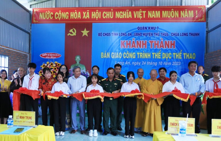 Ban Trị sự GHPGVN tỉnh Long An phối hợp Bộ Chỉ huy Quân sự tỉnh, UBND H.Thủ Thừa cắt băng khánh thành công trình thể thao