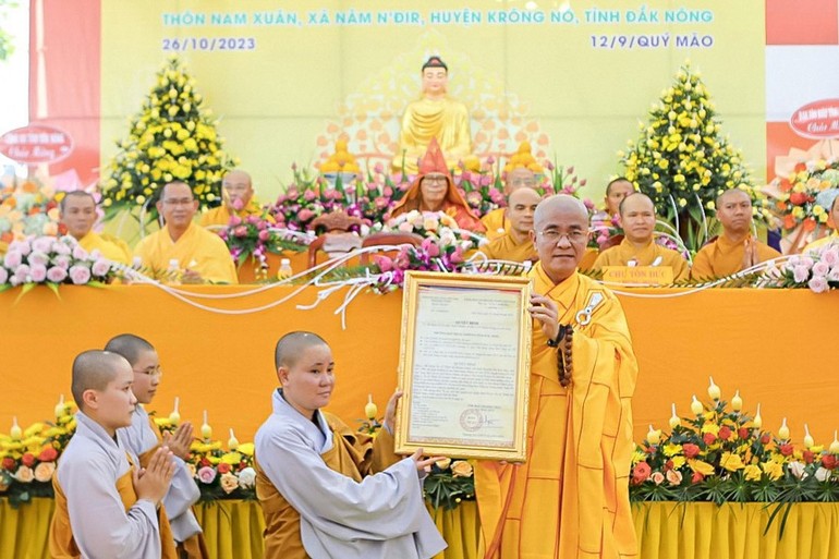 Thượng tọa Thích Quảng Hiền trao quyết định bổ nhiệm trụ trì chùa Phước Khánh đến Sư cô Thích nữ Khánh Niệm