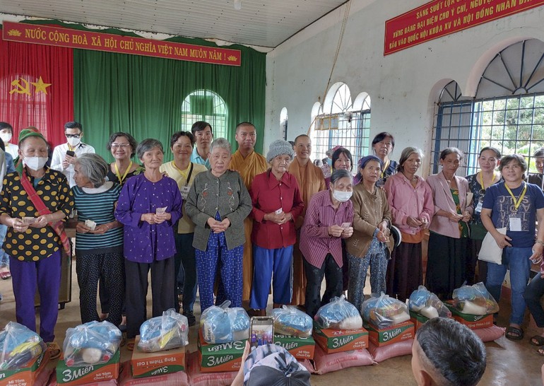 Chùa Quảng Phước (Đắk Nông) tặng 300 phần quà đến người nghèo, học sinh tại H.Đắk Song
