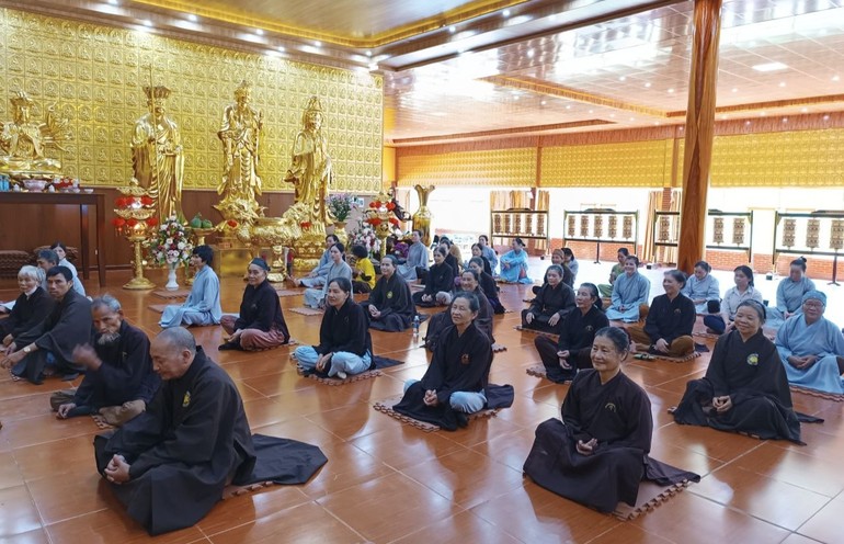 Phật tử tham gia khóa tu nhân ngày vía Đức Quán Thế Âm