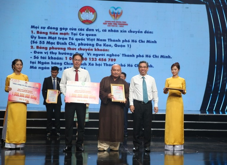 Thượng tọa Thích Trung Nguyện trao 1 tỷ đồng ủng hộ "Vì người nghèo" TP.HCM - Ảnh: Long Hồ