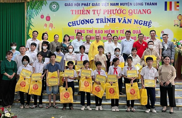 Thiền tự Phước Quang trao 70 thẻ bảo hiểm y tế cho học sinh khó khăn tại địa phương