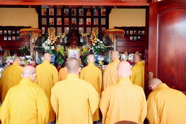 Trước hương án Hòa thượng Thích Pháp Lâm tại Tổ đường chùa Thiên Châu - Văn phòng Ban Trị sự tỉnh 