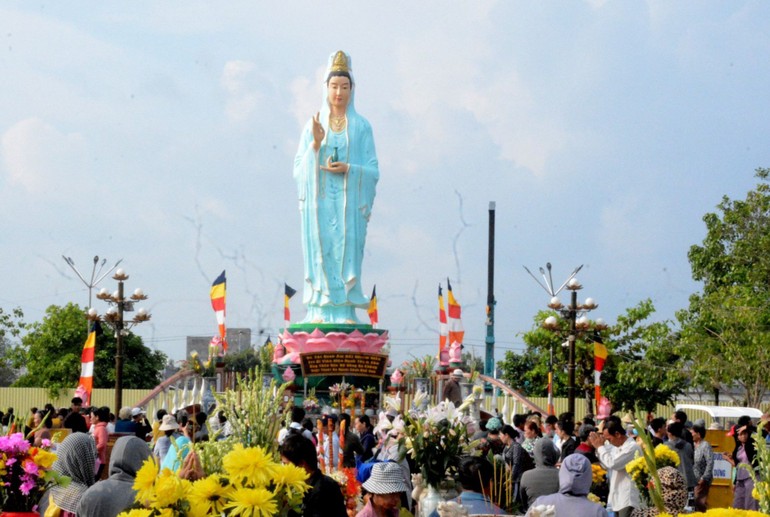 Phật tử chiêm bái Quán Âm Phật Đài tại TP.Bạc Liêu trong ngày vía của Ngài