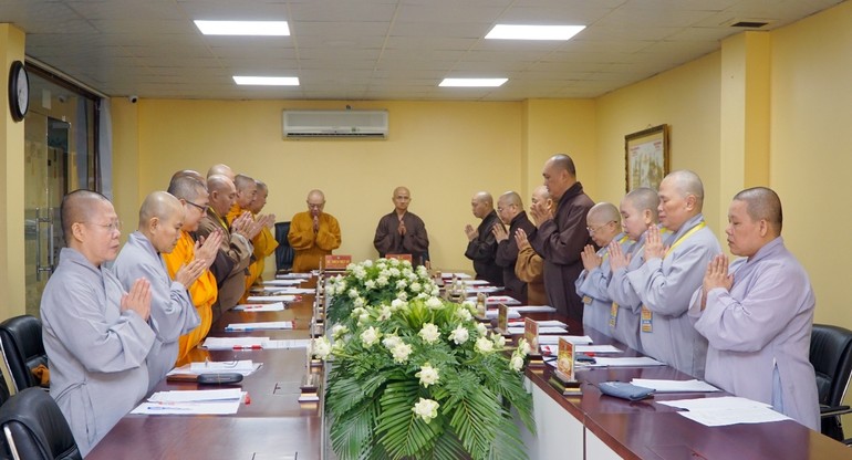Chư tôn đức Ban Giám khảo niệm Phật cầu gia hộ trước khi chấm thi