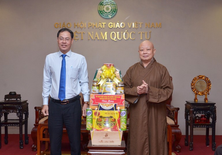 Ông Nguyễn Thành Trung chúc mừng Kỷ niệm 42 năm ngày thành lập GHPGVN - Ảnh: Bảo Toàn.BGN