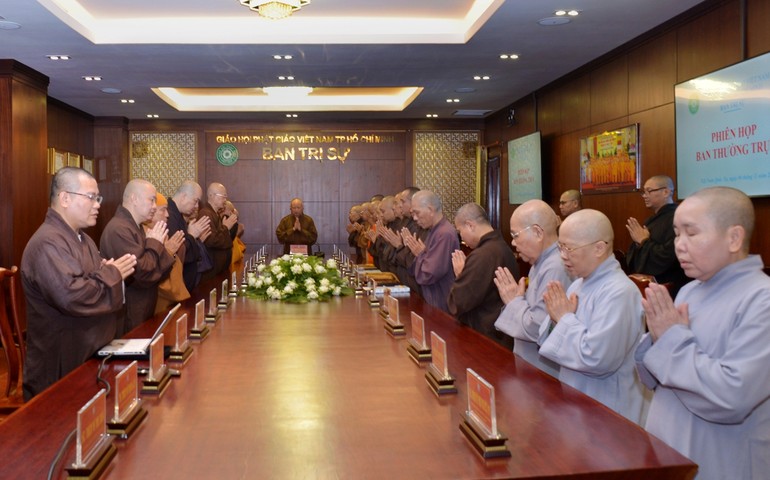 Ban Thường trực niệm Phật cầu gia hộ trước buổi họp