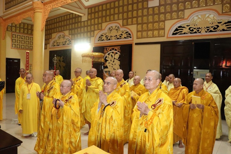 Chư tôn giáo phẩm Giới sư đảnh lễ Tam bảo tại giới trường Vạn Phật Quang Đại Tòng Lâm