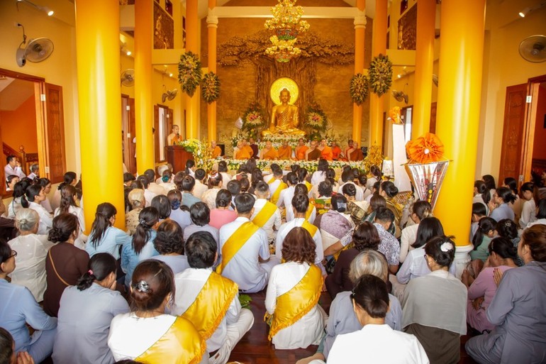 Lễ dâng y kathina tại chùa Thái Bình