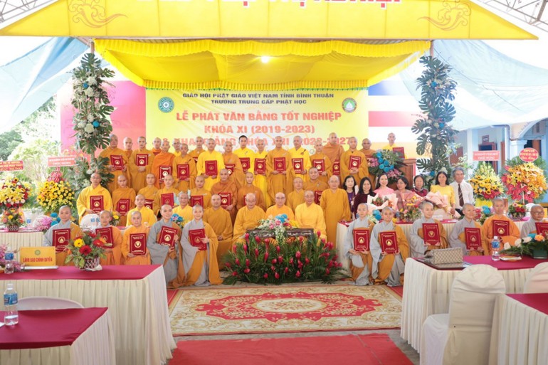  Trường Trung cấp Phật học tỉnh trao Bằng tốt nghiệp cho 50 Tăng Ni sinh khóa XI