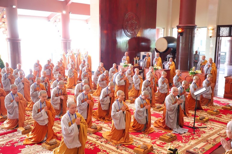 Giới tử Tỳ-kheo-ni đảnh lễ Hội đồng Thập sư tại giới trường chùa Thanh Tâm