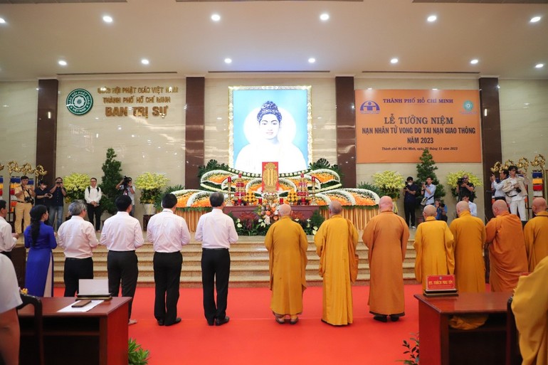 Chư tôn giáo phẩm và lãnh đạo TP.HCM thắp hương tưởng niệm nạn nhân tử vong do tai nạn giao thông