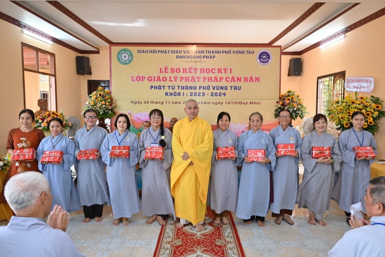 Thượng tọa Thích Thiện Thông trao phần thưởng đến Phật tử học viên lớp Phật pháp căn bản