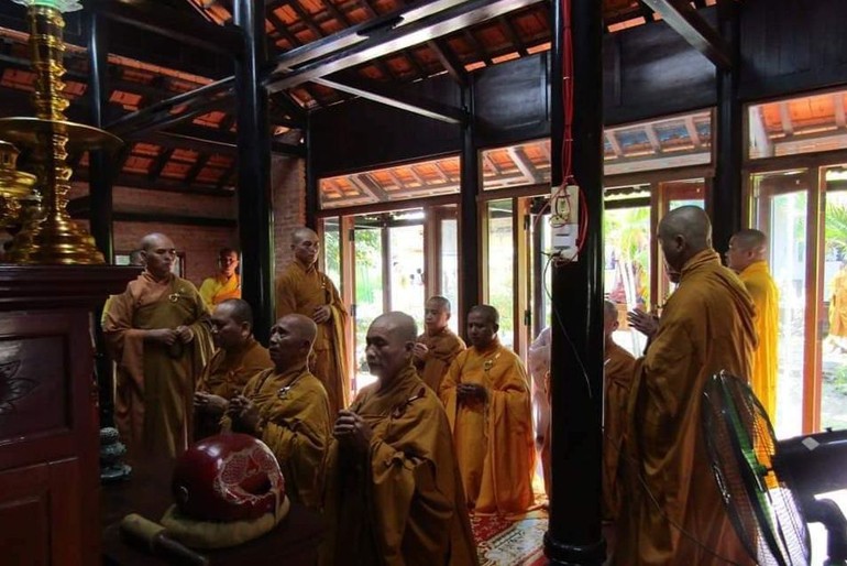 Chư tôn đức thắp hương tưởng niệm Hòa thượng Thích Thiện Hạnh tại chùa Phổ Hóa