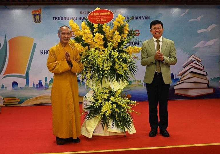 Hòa thượng Thích Thanh Điện tặng hoa chúc mừng đến GS.TS Hoàng Anh Tuấn