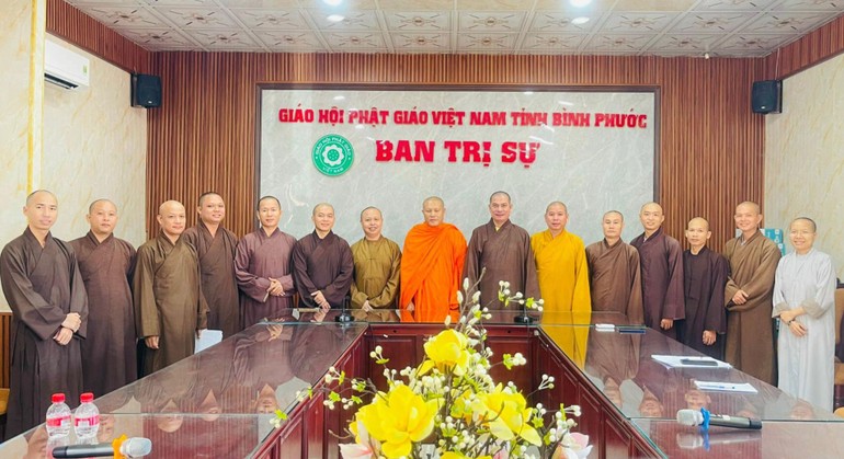 Chụp ảnh lưu niệm nhân hội nghị tổng kết hoạt động Phật sự năm 2023
