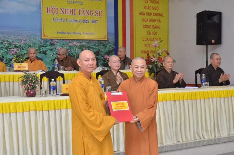 Hòa thượng Thích Từ Nghiêm - Trưởng ban Trị sự GHPGVN TP.Đà Nẵng trao quyết định đến Ban Tăng sự