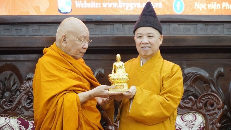 Hòa thượng Thích Thanh Quyết tặng tôn tượng Phật hoàng Trần Nhân Tông đến Hòa thượng Somdet Phra Mahathirachan
