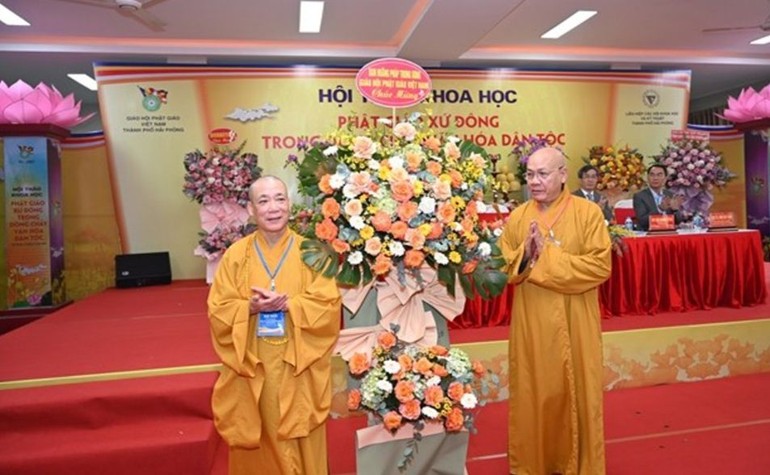 Hòa thượng Thích Bảo Nghiêm tặng hoa chúc mừng hội thảo
