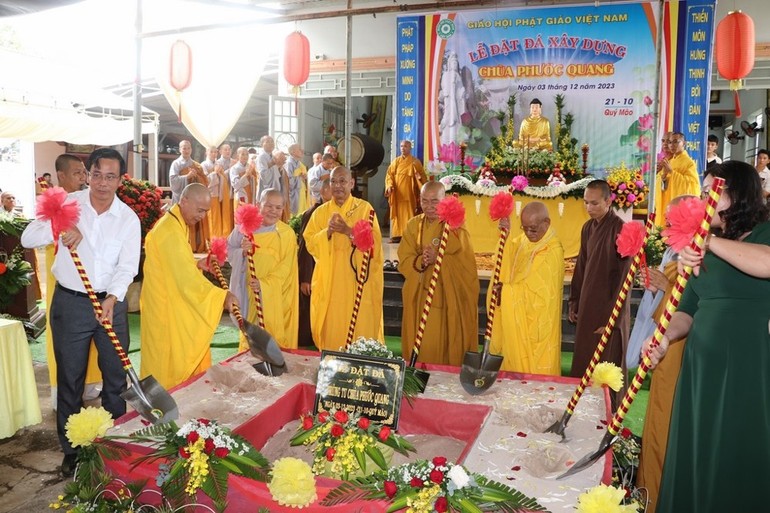 Chư tôn đức, đại diện lãnh đạo địa phương thực hiện nghi thức đặt đá tái thiết ngôi Tam bảo chùa Phước Quang