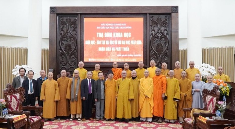 Chụp ảnh lưu niệm nhân dịp tọa đàm ở Học viện Phật giáo VN tại Hà Nội