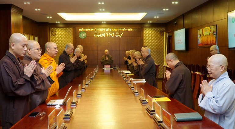 Niệm Phật cầu gia bị trước buổi họp 