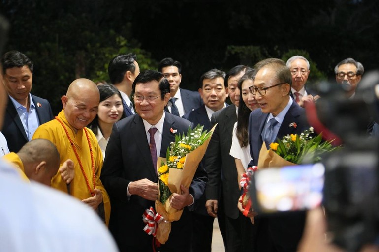 Hòa thượng Thích Minh Thiện tiếp nguyên Chủ tịch nước CHXHCN Việt Nam và ngài Lee Myung-Bak, nguyên Tổng thống Hàn Quốc