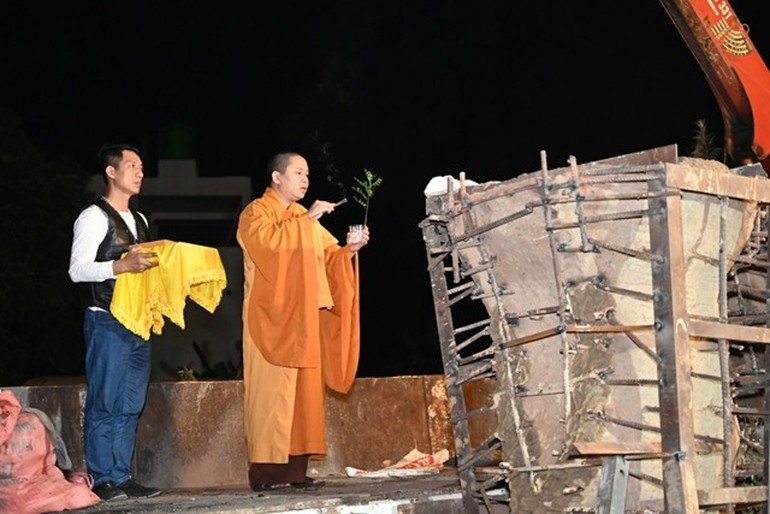Sái tịnh tại công trình rót đồng chùa Linh Quang